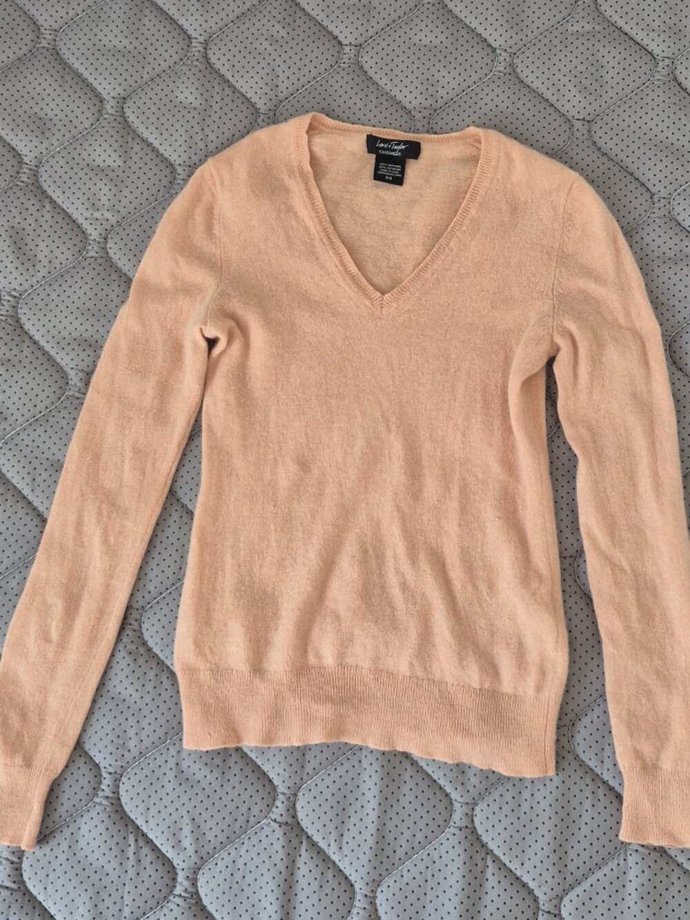 Lord & Taylor 100% Cashmere V-Neck Sweater 🧡 Size M